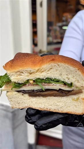 Perugia, zo heet ons nieuwe broodje van de week! Gemaakt met heerlijke Bra, een smaakvolle Italiaanse kaas van de bruine koe. Die geeft het broodje nét dat lekkere zoetje.🇮🇹💛 Vanaf morgen, en alleen deze week, verkrijgbaar! Zien wij je deze week? 🤗 #broodjevandeweek #broodje #bra #proscuitto #aubergine #italiaans #gustodelicatessen #lunchtip #gelderland #oosterbeek | Gusto Delicatessen