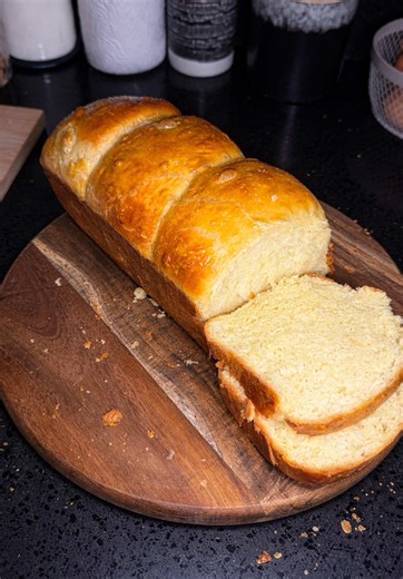 Brioche - by Léa French Pastry Ultra-soft, fluffy brioche with an incomparable aroma 🤍 To make it, simply follow the steps shown in my video 🎥 📝 INGREDIENTS: • 500 g T45 flour • 180 g unsalted butter • 120 g lukewarm milk • 4 medium eggs 1 yolk • 50 g sugar • 6 g fine salt • 5 g dry yeast • 1 whole egg 1 tbsp water for egg wash ⏱️ PROOFING: • Let the dough rise for 2 hours after kneading • Once in the mold, let it rise for 1 additional hour 🔥 BAKING: 180°C (356°F) for about 40 minutes, stati