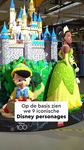 Ter gelegenheid van 100 jaar Disney hebben wij de grootste versie ooit van het iconische kasteel (en een aantal geliefde Disney personages) gebouwd met LEGO stenen! 🤩🏰 | LEGO