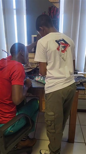 Here we have Siya. Three weeks ago, he didn’t even know what an EEPROM was. Yesterday, a programmer failed and left a cluster stuck in boot mode. Most locksmiths only learn these lessons on clients’ cars… and when something goes wrong, they call it “school fees.” But the truth is — that “school fees” can cost your business, your reputation, and your confidence. Siya didn’t learn this on a client’s vehicle. He learned it in a safe space, where he could take his time, make mistakes, and try again.