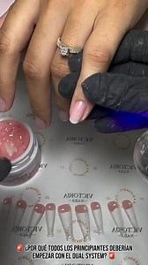 ¿Sabías que el Dual System es la técnica más fácil para principiantes? 💅 Con solo moldes, polygel y lámpara puedes lograr uñas perfectas sin complicaciones. En este video te muestro cómo hacerlo y 2 tips que harán que tu aplicación quede impecable. 👉 ¿Quieres aprender más técnicas como acrílico, polygel, manicura rusa y manual? Únete a mis 4 CLASES GRATIS. Comenta CLASES o entra al link en mi perfil para separar tu cupo. #UñasAcrílicas #Polygel #DualSystem #ClasesGratis #NailArt #Manicurista |