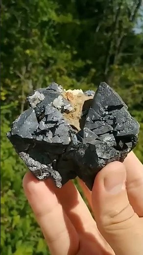Magnetite Versus Hematite: How Are These Iron Minerals Different? #crystals #gems #mining #rocks