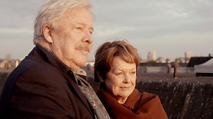 Kærlighed har ingen alder siger man, men er det rigtigt? Se Ghita Nørby i Nøgle Hus Spejl, som handler om at finde kærligheden i en sen alder. Nøgle Hus Spejl er en meget livsbekræftende film om at have mod på livet. Se filmen digitalt eller på DVD her: https://NordiskFilm.lnk.to/NoegleHusSpejlESTFa | Nordisk Film - fordi vi elsker film!