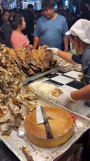 ข้าวหน้าปลาแกะสุดอร่อยในงานกาชาติสวนลุมพินี