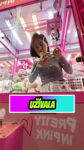 Uvízla v drapákovém automatu! 🕹️😱