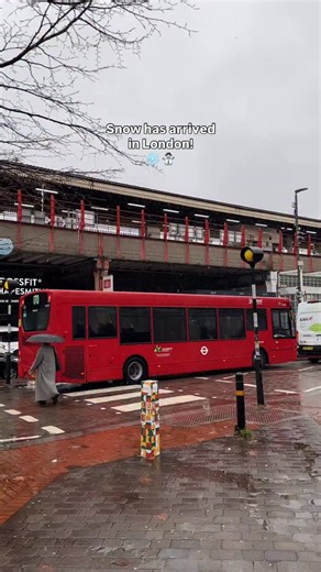 14K views · 25 reactions | LET IT SNOW!! The first snowfall of Autumn / Winter 2025 has arrived in London - for a hot (or should we say cold) second ❄️ | Battersea Beat | Facebook