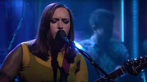 Soccer Mommy performs "Shotgun" on Fallon: Watch