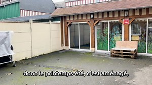 𝗩𝗜𝗦𝗜𝗧𝗘 𝗥𝗘𝗦𝗜𝗗𝗘𝗡𝗖𝗘 | 𝐴𝐹𝐴𝑆𝐸𝐶 𝑆𝑒𝑟𝑣𝑖𝑐𝑒𝑠 🎬 En compagnie de Gaëlle, responsable de résidence, visitez notre résidence AFASEC de Deauville. Au cœur de l’hippodrome de la Touques, la résidence offre 14 logements à destination des salariés des écuries de courses. ✅Elle propose également d'autres services notamment la mise à disposition d'une salle de sport, d'un espace de restauration et la possibilité d'un accompagnement social personnalisé. Pour en savoir plus : https://afa