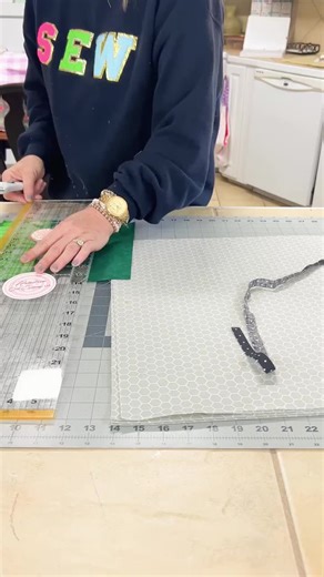 Flowers Step-by-step appliqué, made simple 💗🧵 If you’re new to sewing, you are in the right place—I’ll walk you through it all so you can create with confidence ✨ Let’s sew something sweet together 🪡 ✨ Applique templates: https://hometownquiltcompany.com/ 🛍 Shop what I use: 🔗Missouri Star Quilt Company: https://glnk.io/mzmmj/tami-jones-hometownquiltco1m4 🔗Walmart: https://walmrt.us/3A8Dkca 🔗Amazon: https://urlgeni.us/amazon/V2FXZj #sewing #tamijones #beginnersewing #diy #crafty