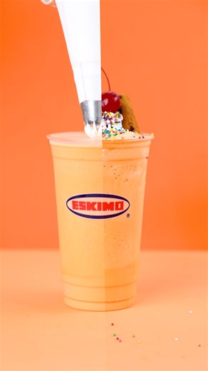 Disfrutá la Malteada Naranja Holandesa de ESKIMO… 🎃🍊 ¡Dulce, cremosa y totalmente encantadora! 👻 #Eskimo #CadaDíaEsEspecial | Eskimo