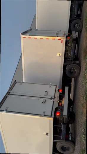 Nous proposons des carrosseries industrielles de type cellule frigorifique, adaptées au transport de produit frais et surgelés. Pour plus d'information ou un devis ,n'hésitez pas a nous contacter. 05 61 63 18 10 /14/15 #hbcaross | SARL carrosserie industrielle HB