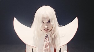 Poppy veröffentlicht ihren brandneuen Song "Bloodmoney"