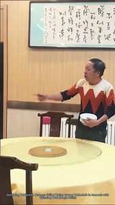 Satisfying Tablecloth Change: Skilled Waiter Swaps Tablecloth in Seconds with Spinning Trick