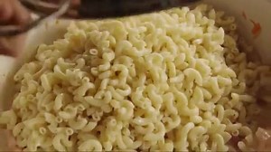 MACARONI SALAD Watch how to make a quick-and-easy macaroni salad with tons of colorful vegetables and a creamy dressing that's slightly sweet and tart. This simple salad will be the hit of the BBQ! Like This Video? Subscribe for More Yummi stuff: facebook.com/Cooking.Lovers.Recipes | My Cooking Recipes