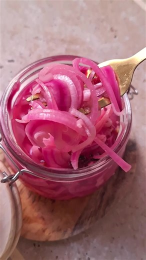 5 min et 1 bocal pour réaliser ces Pickles d'Oignons Rouges. C'est le condiment par excellence à toujours avoir dans son frigo et en plus c'est joli !! 🥰 Recette : https://barbarafrenchvegan.com/recipe/pickles-doignon-rouge-maison/ Ingrédients : *2 Oignons Rouges Emincés *200 g d'Eau *200g d'eau Vinaigre de Cidre (ou blanc) *1 à 2 càs de Sucre suivant ton goût *1 Pincée de Sel Préparation : 1. Fais chauffer ton eau avec le vinaigre, le sucre et le sel quelques minutes pour dissoudre le sucre. 2