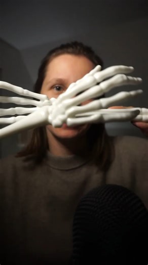 ASMR GOOD Scratches 🩻🦴 #asmr #asmrshorts #asmrscratching #fallasmr #visualtingle #relax #whispering