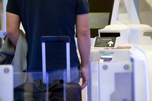 Pașaport biometric. Ce date sunt înregistrate, cât costă și cum se face programare