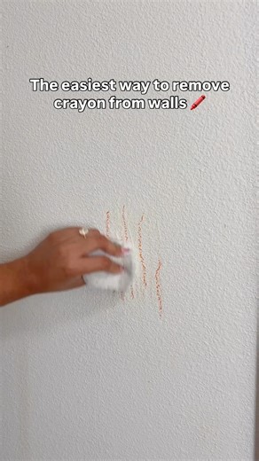 🖍️ Stuck with crayon on your walls? Here’s the easiest way to make it disappear. ✨Follow for more one-step cleaning hacks!#cleaningtips #homehacks #cleaningmadeeasy #momlife #diycleaning #householdhacks | Homeaglow