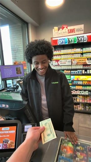 Infinite money glitch at 7eleven #magic #magictricks #money