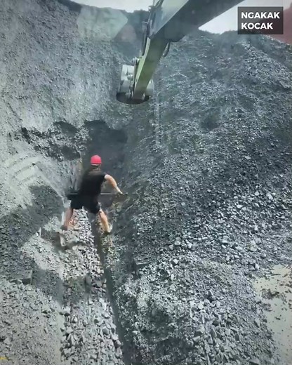 Barge unloading 3900 tons, Excavator #barge #reelsfacebook #reelsviralシfb #relaxing #usa #asmr #satisfying #tranding #viralreels | Ngakak KOCAK