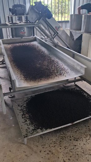 รับจ้างปั้นปุ๋ยอินทรีย์ วันละ 5 ตัน -ไม่ใช้ท่ออบ -ปั้นแบบธรรมชาติ ตากแดด ผึ่งลมโดยไม่ทำให้ตัวจุลินทรีย์ตาย -ราคา ตันละ 2,000 บาท -ผู้ว่าจ้างต้องนำวัตถุดิบที่พร้อมปั้นมาส่งที่โรงงาน -รายละเอียดสอบถามได้คะ -โรงงาน 381 หมู่ 6 ต.ดอนเจดีย์ อ.ดอนเจดีย์ จ.สุพรรณบุรี สนใจติดต่อ พรทิพย์ 062-1423659 | เครื่องปั้นปุ๋ยอินทรีย์ ไลอ้อนวัน Organic Fertilizer Machine