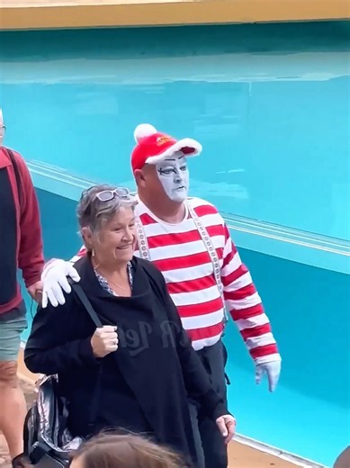 Tom the Mime Love: TomTheSeaWorldMime Performance