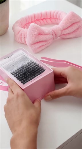 This all-in-one eyelash kit lets you create natural or dramatic looks at home. Easy to use, reusable, and perfect for DIY lash lovers. #falselashes #beautykit #diylashes #tiktokshopus #fyp