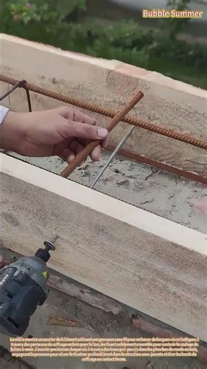 Serrage des Panneaux de Moule en Béton avec des Vis Longues et une Perceuse sans Fil
