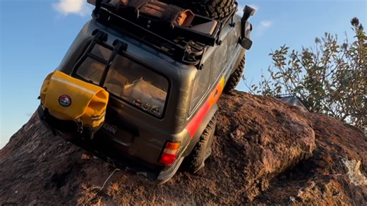 FMS FCX10 LC80 Toyota Land Cruiser 的硬派越野穿越