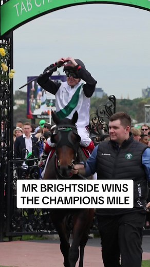 What a champion 🙌 Mr Brightside takes the VRC Champions Mile 💚🖤🤍
