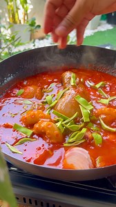 Lepas hantar anak-anak ke sekolah fienaz dan suami kami ke pasar basah iaitu Pasar Penambang, Kuala Selangor. Sampai je kat pasar terjumpa Sotong Kurita saiz besar pula tu dan ada juga Udang Galah saiz XXL. Terus terbayang Sotong Kurita ni sedap juga kalau buat sambal petai makan dengan nasi panas-panas pula😋. Jom korang teman fienaz masak!. Tengok video sampai habis tau! | Fienaz Shafie