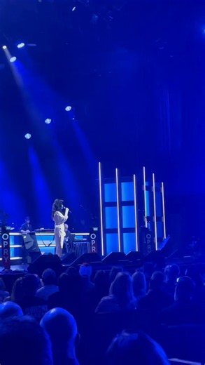 Belle Frantz honors Dolly Parton at the Grand Ole Opry
