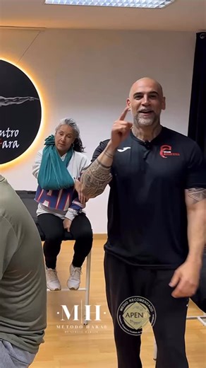 Centro Hara on Instagram: "Técnica Global Osteopática: Doble Nelson (Nelson Technique) En este fragmento comparto una parte de la técnica conocida como Doble Nelson, una maniobra global utilizada dentro del enfoque osteopático para trabajar restricciones y tensiones a nivel torácico y estructural. ⚠️ Importante: este vídeo es solo un resumen visual. En clase se explica paso a paso, con todo el contexto anatómico, indicaciones, contraindicaciones y control de seguridad. Esta técnica no debe pract