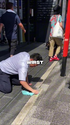 🇯🇵 Das ist das sauberste Land der Welt – und du wirst überrascht sein wenn du bis zum Ende schaust In Japan ist Sauberkeit keine Pflicht – es ist eine Lebensweise. Ja – sogar Müllwagen sehen aus, als wären sie gerade aus dem Autohaus gefahren – so sauber, dass man sein Spiegelbild darin sehen kann. Und das ist kein Zufall. Jeden Tag waschen die Arbeiter sie vor der Ausfahrt – weil die Straßen zu verschmutzen als Ausdruck von Respektlosigkeit gilt. Und dieser Respekt erstreckt sich auf alles. D