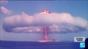 "L'état français a une dette incommensurable ici en Polynésie" À #Papeete plusieurs personnes ont manifesté dans l'espoir que la #France reconnaisse les dégâts environnementaux que les essais nucléaires ont causé en #Polynésie et sur la santé des #Polynésiens Retrouvez l'émission "Outre-mer" de FRANCE 24 et La 1ère en entier ➡ https://f24.my/7pdQ.f | FRANCE 24