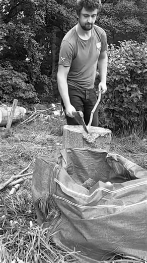 my favourite way to make kindling. axe and billhook #axe #billhook #machete #bushcraft #wood