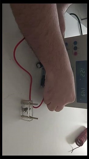 Allumage d'une lampe par un condensateur