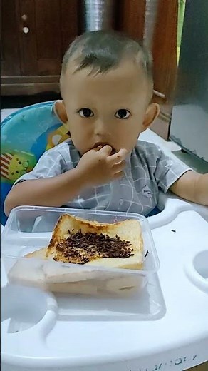 Anak Kecil Makan Roti Coklat || Sakha Jadda Safaraz