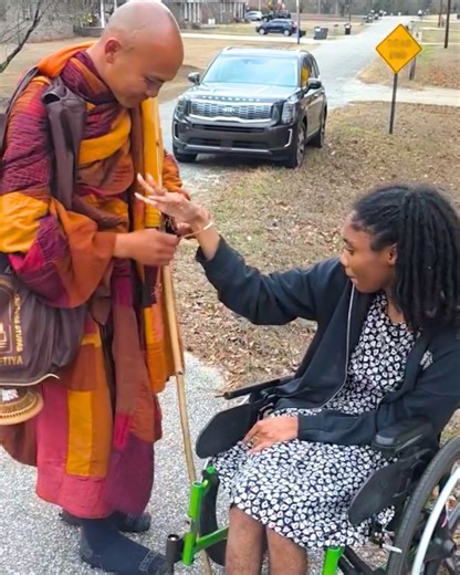 During the Walk for Peace, a Simple Bracelet Marked a Quiet, Meaningful Moment in a Young Woman’s Healing Journey ✨ | Note To Self