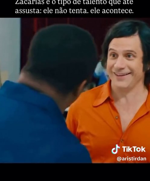 🎬 Mussum, o Filmis (2023) não tenta reinventar nada — e é justamente aí que ele acerta. O filme entende o tamanho do Mussum e respeita o impacto real que Os Trapalhões tiveram: não era só humor, era presença popular, timing e uma química que não se fabrica. E quando Zacarias aparece, tudo muda de tom. Não tem esforço, não tem exagero. Ele entra em cena e o riso vem junto, naturalmente. Alguns artistas constroem personagens engraçados. Outros são personagens por si só. Zacarias não atuava o humo