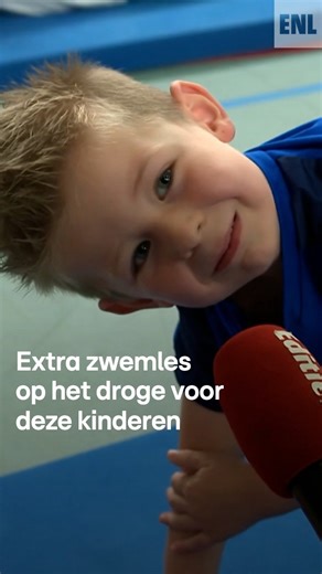 7.6K views · 186 reactions | Balanceren op één been, push-ups. In een zwembad in het Zuid-Limburgse Heerlen krijgen kinderen speciale gymles, zodat ze beter kunnen zwemmen. En dat is nodig want doordat de motoriek van kinderen afneemt, duurt het steeds langer voordat ze hun zwemdiploma behalen. #zwemles #editienl #rtl #nieuws #zwemmen #gym | Editie NL | Facebook
