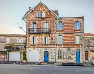 « Confort moderne et charme de l’ancien » : la maison bourgeoise en briques rouges du centre de Barbezieux est à vendre