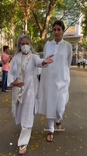 जया बच्चन अपनी बेटी श्वेता बच्चन के साथ आशा भोंसले को अंतिम श्रद्धांजलि देने पहुंची हॉस्पिटल #jaya