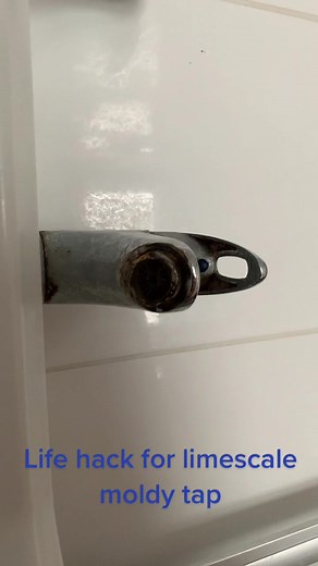 A tip for cleaning the tap heads of limescale and mould. #lifehack #tap #cleaninghacks #mumsoftiktok #fyp