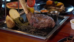 🌅 Disfruta de una deliciosa cena bordo del Jolly Roger. Nuestro Chef prepara 11 platillos gourmet. ¡Una experiencia culinaria inolvidable! 😋 🍽️🌅 Enjoy a delicious dinner aboard the Jolly Roger. Our Chef Leuvardo prepares 11 gourmet dishes - an unforgettable culinary experience! 😋 #pirateroad #sailingadventure #cruise #rivieramaya #pirateadventure #dinnerandshow #dining #caribeanlife #pirate #cancunthingstodo #vacations | Pirate Show Cancun Jolly Roger