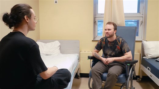 🫶🎥 Stephan‑James et Julie, infirmiers passionnés en psychiatrie, partagent leur quotidien auprès des personnes vivant avec une maladie ou un trouble de santé mentale. Dans un véritable travail d’équipe, ils s’entraident pour offrir un accompagnement humain et global. Avec chaque usager, ils tissent un lien de confiance et cheminent pas à pas pour trouver la voie permettant d’atteindre ses objectifs. Chaque parcours mérite d’être soutenu et c'est exactement ce que l'équipe de soins en psychiatr