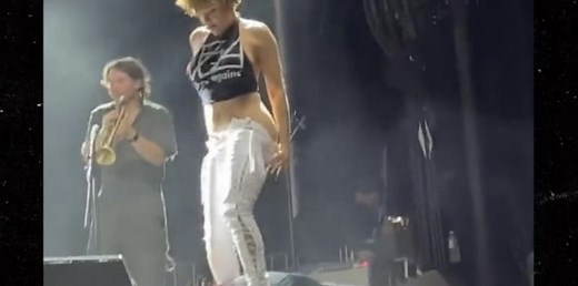 Surréaliste : une chanteuse baisse son pantalon en plein concert pour uriner sur un spectateur ! (vidéo)