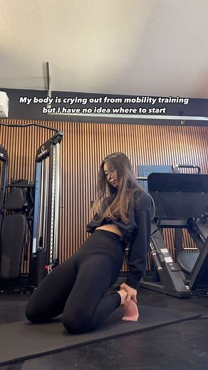 Five minute mobility routine to help get you limber and moving better after sitting all day. ✅ Kneeling Extensions ✅ Y W Raises ✅ Glute Twists ✅ Prayers T Spine Rotations If you have trouble with any of the movements, use a range of motion that is comfortable for your body. Increase your range of motion each session. Be consistent and start doing this mobility routine three times per week. 🤩 | Proformance