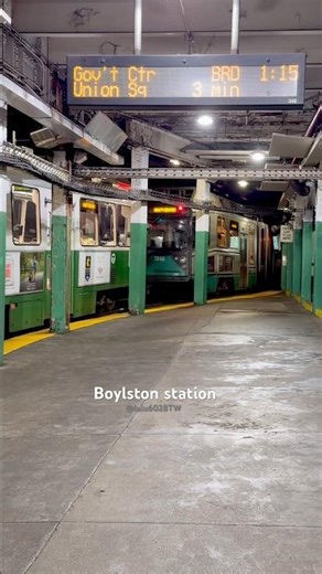 軌道彎度過小，綠線列車小心翼翼蛇形般的通過😮 #波士頓 #mbta #travel #bostonsubway