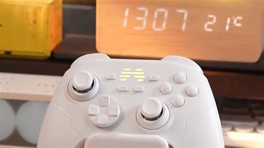 想调节杆阻尼？北通斯派罗游戏手柄，无级调节适应需求，精准操控更顺手。赛车漂移、射击压枪都能轻松应对，多档位自定义震动，实战体验大幅提升。